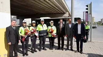 Sivas'ta trafik polislerine çiçekli teşekkür