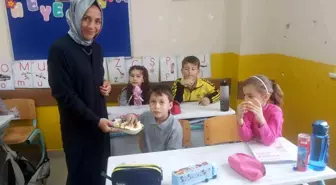 İznik'te Veliler Öğrencilere Bahçelerinde Ürettikleri Meyveleri Dağıttı