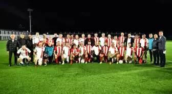 Samsunspor'un eski futbolcuları ile il protokolü dostluk maçında buluştu