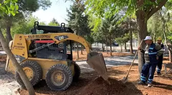 Kilis'teki Park ve Bahçelerin Bakımı ve Sulama İşlemleri Devam Ediyor