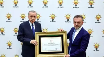 AK Parti Genel Başkanlığına yeniden seçilen Cumhurbaşkanı Erdoğan'a mazbatası takdim edildi