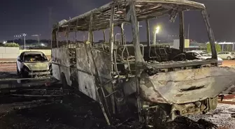 Bayrampaşa'da İSPARK Otoparkında Yangın: İki Araç Kullanılamaz Hale Geldi