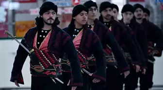 Ankara'nın başkent oluşunun 100. yılı kutlamalarında Esenboğa Havalimanı'nda seğmen gösterisi düzenlendi
