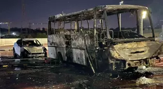 Bayrampaşa'da İSPARK'ta Yangın: Servis Aracı ve Otomobil Kullanılamaz Hale Geldi