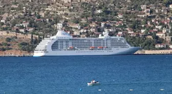 Bahama bayraklı kruvaziyer Alanya'ya geldi