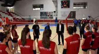 Bozüyük Belediye Başkanı Kadın Voleybol Takımı'nın Hazırlık Maçını İzledi