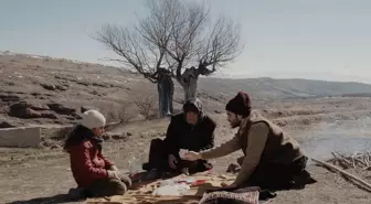 Musa dede ile torunu Halime'nin yolculuk hikayesini konu alan 'Bir Tutam Karanfil' vizyona girdi