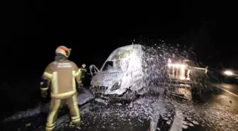 Bursa'da motor kısmından çıkan yangın kargo aracını kullanılamaz hale getirdi