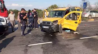 Antalya Manavgat'ta trafik kazası: 4 kişi ağır yaralandı