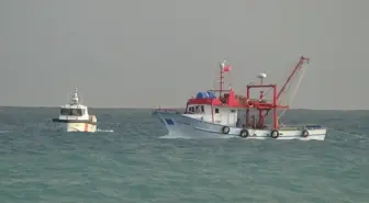 Mersin'de Yelkenli Tekne Kayalara Çarparak Battı