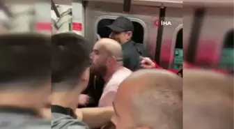 Metroda tartıştığı kadın yolcuya vuran şahsa vatandaş tepkisi kamerada