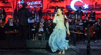 Candan Erçetin, Atatürk'ün Sevdiği Şarkılar Konserinde Muhteşem Performans Sergiledi