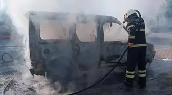 Hatay'da seyir halindeki ticari araç yandı