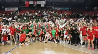 Karşıyaka Medicalpoint, Edremit Belediyesi Altınoluk'u 3-0'la geçti