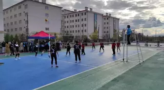 Düzce'de üniversite öğrencileri arasında sokak voleybolu turnuvası başladı