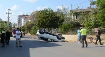 Serik'te otomobil bahçe kapısına çarptı: 2 yaralı