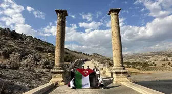 Adıyaman'da Gençler Filistin Bayrağı Astı