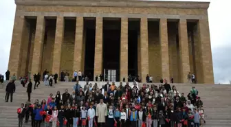 Kuşadası Belediye Başkanı Ömer Günel, Atatürk'ün huzurunda çocuklarla buluştu