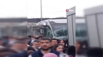 Kadıköy Uzunçayır'da metrobüs kaza yaptı