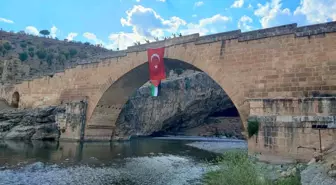 Adıyaman'da Gençler Filistin'e Destek İçin Tarihi Köprüde Bayrak Açtı