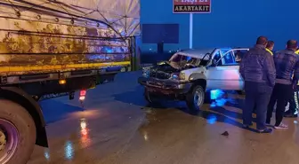 Amasya'da tıra çarpan pikap sürücüsü yaralandı