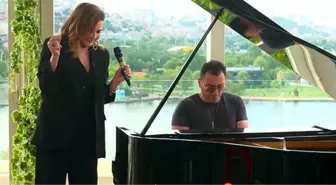 Deniz Seki, Hayatım Müzik programında konuşurken şarkı sözü gibi konuşuyor