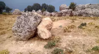 Adıyaman'ın Tut ilçesinde deprem sonrası kaya parçaları düşme korkusu yaratıyor