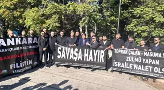 Ankaralı müzisyenler İsrail Büyükelçiliği'ne siyah çelenk bıraktı