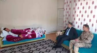 Kaymakamı Özçelik, düşerek yaralanan güvenlik korucusu Erçik'i ziyaret etti.