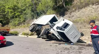 Alanya'da çöp kamyonu devrildi, 1 kişi hayatını kaybetti