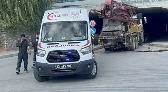 Elazığ'da beton pompa aracının alt geçide çarpması sonucu 2 kişi yaralandı