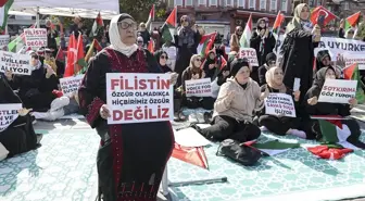 İstanbul'da kadınların Filistin'e destek için başlattığı oturma eylemi devam ediyor