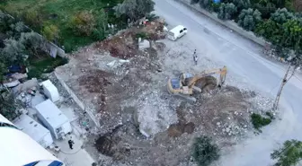 Hatay Valiliği, depremzede ailenin yeni yuvası için molozları kaldırdı