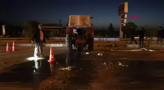 Afyonkarahisar'da traktör ve 2 otomobilin karıştığı kaza: 5 yaralı