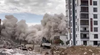 Malatya'da ağır hasarlı binaların yıkım işlemleri sürüyor