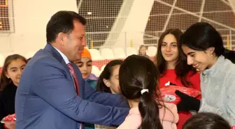 Kayseri Gençlik ve Spor Kulübü Artistik Buz Pateni Takımı Malzeme Dağıtımı Yaptı