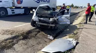 Manisa'da Otomobilin Kamyonla Çarpışması Sonucu 3 Kişi Yaralandı