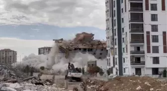 Malatya'da depremden etkilenen 12 katlı bina dinamitle yıkıldı
