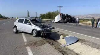 Manisa'da üzüm yüklü kamyon ile otomobil çarpıştı: 3 yaralı