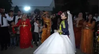 Gelinlik Üzerine Fenerbahçe Forması Giyen Çiftten Büyük Mutluluk