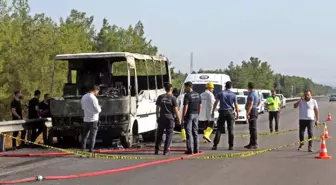 Antalya'da Karavana Çevrilen Midibüs Alev Alev Yandı, Bir Kişi Hayatını Kaybetti