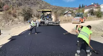 Beypazarı'nda su şebeke hattı yenilenen mahallede asfalt çalışması sürüyor