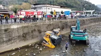 Trabzon'da iş makinesi dereye düştü, operatör yaralandı