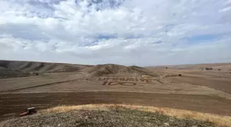 Merzifonlu çiftçiden tarlada 100. yıl kutlaması