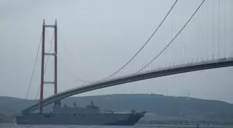 Dünyanın ilk SİHA gemisi TCG Anadolu, Çanakkale Boğazı'ndan geçti