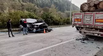 Karabük'te park halindeki kamyona çarpan minibüste 1 kişi hayatını kaybetti