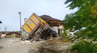 Karamürsel'de hafriyat kamyonu evi çarptı, sürücü yaralandı