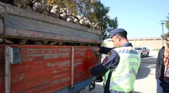 Muş'ta traktör römorklarına reflektör takıldı