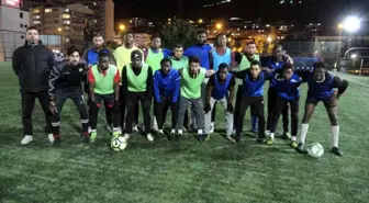 Iraklı ve Afrikalı Futbolcular Türkiye'de Amatör Liglerde Top Koşturuyor