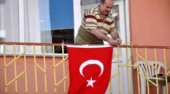 Türkiye'nin 'Bayrak Asan Dayı'sı Cumhuriyetin 100. yılı için bayrağını astı